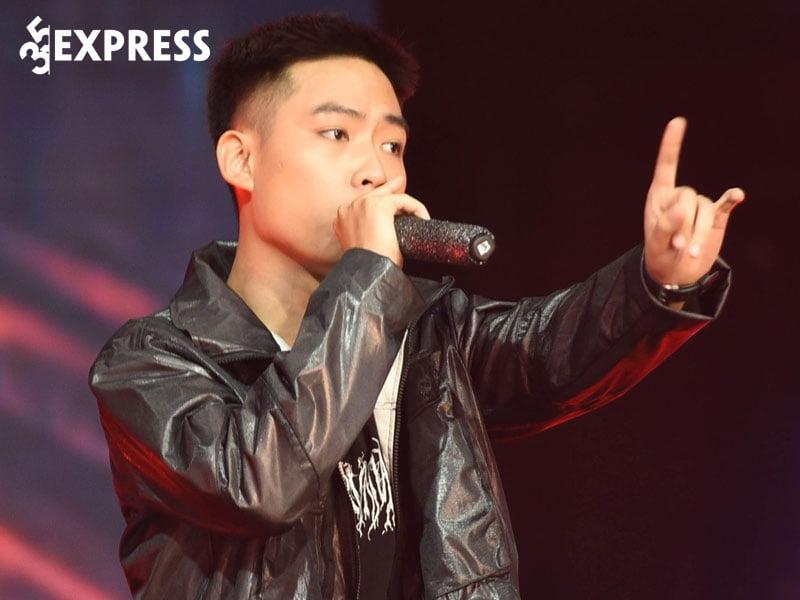 alt text: Rapper Wxrdie biểu diễn trên sân khấu