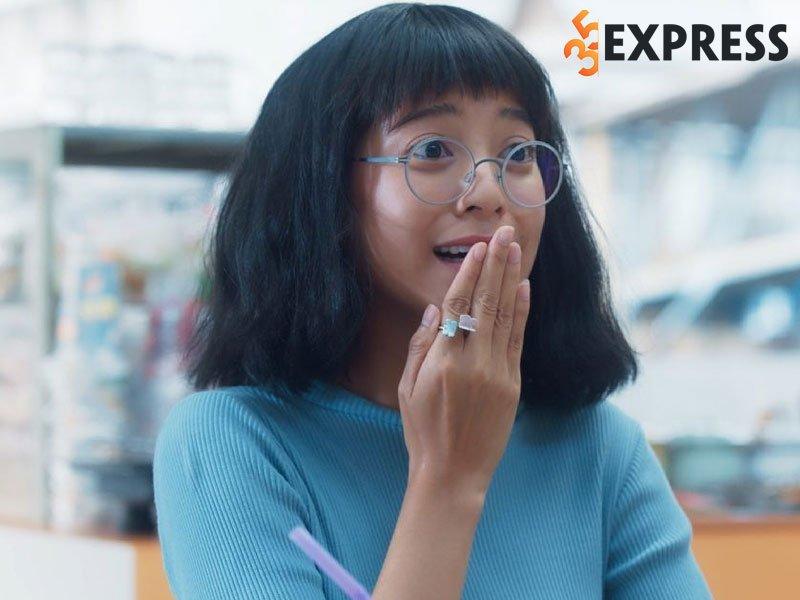Apinya Sakuljaroensuk trong một bộ phim