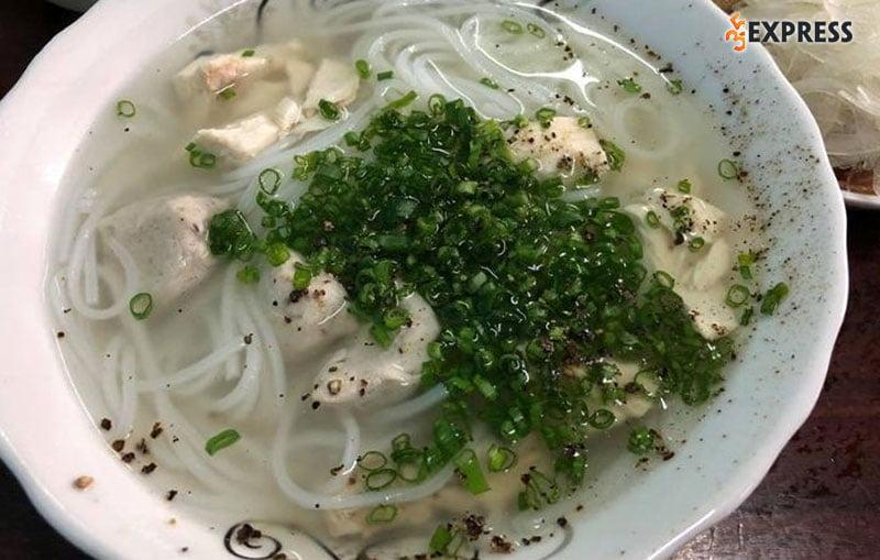 Bánh canh Bà Thừa - quán ăn sáng nổi tiếng Nha Trang