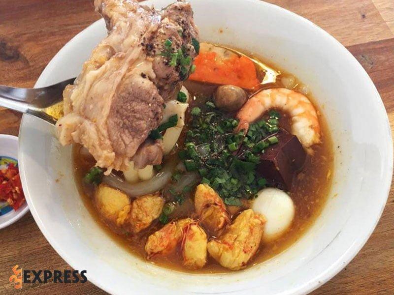 Bánh canh cua Ngọc Trinh - Tô bánh canh thơm ngon, đậm đà