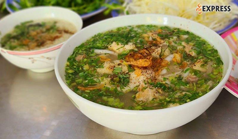 Bánh canh và bún cá Cô Sa tại Nha Trang