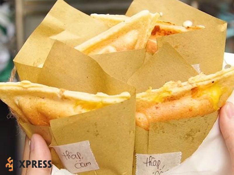 Bánh hotdog tam giác - Món ăn vặt tuổi thơ