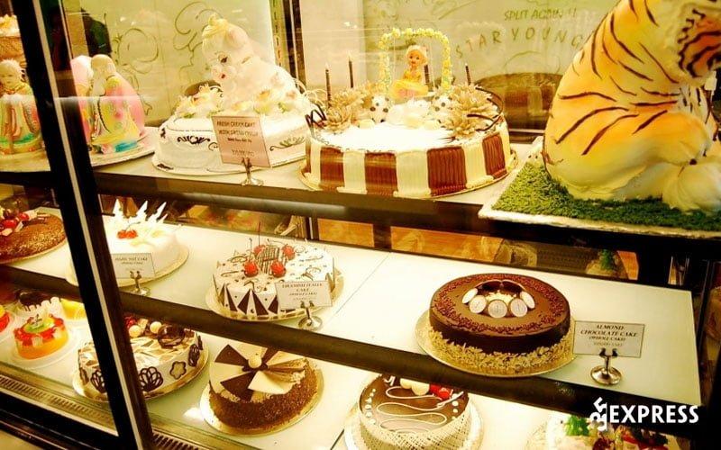 Bánh sinh nhật trang trí hoa tại tiệm bánh Madi