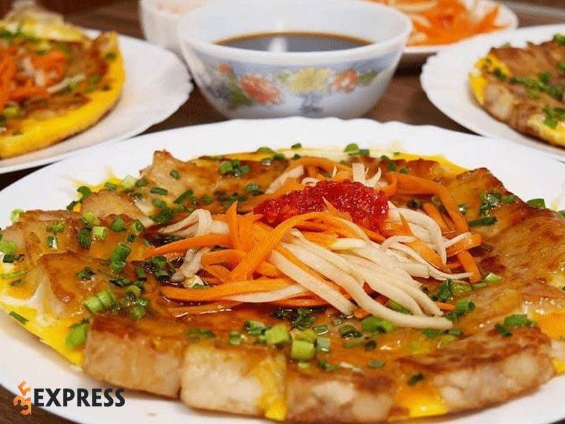 Bột chiên trứng và nui xào bò - Món ăn vặt đường phố Sài Gòn