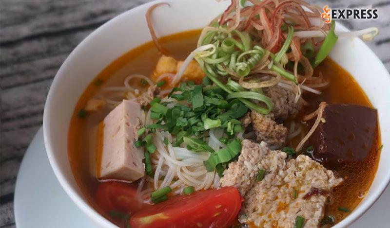 Bún riêu cua đồng và bún chả cá tại Quán Ăn 81 Nha Trang