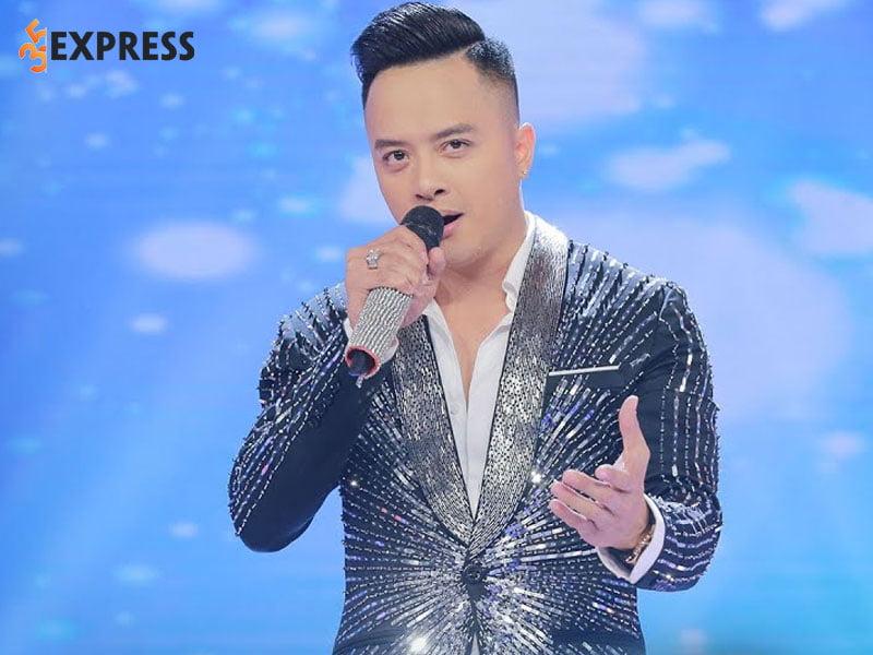 Cao Thái Sơn biểu diễn trên sân khấu.