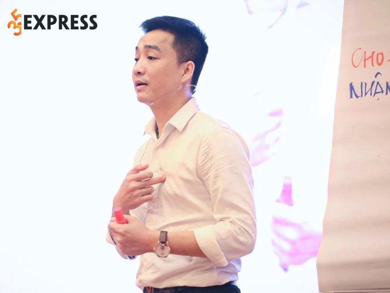 Cao Xuân Thắng trong một buổi chia sẻ