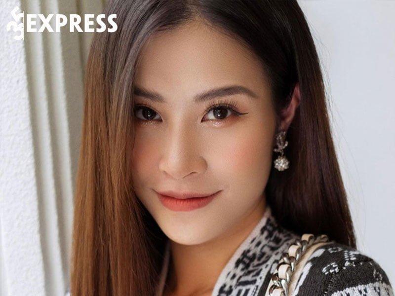 Đông Nhi trong một buổi biểu diễn