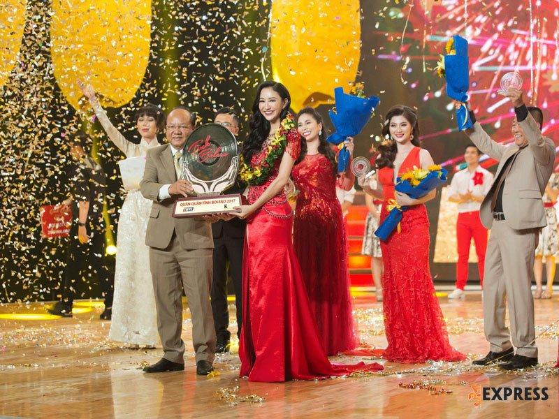 Hà Thu trong một buổi biểu diễn