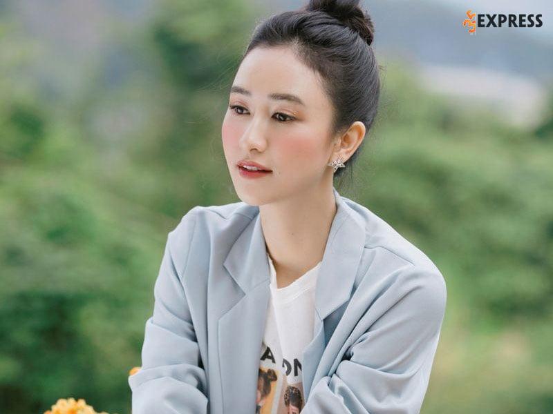 Hà Thu trong trang phục áo dài
