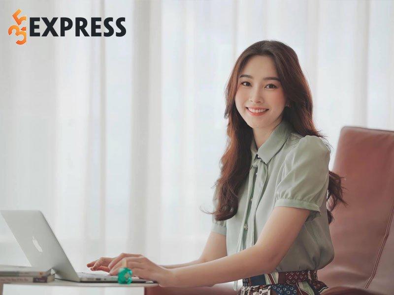 Hình ảnh Đặng Thu Thảo trong một sự kiện, thể hiện vẻ đẹp quý phái và sang trọng.