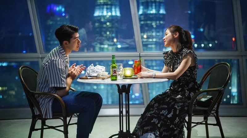 Hình ảnh minh họa việc tỏ tình trong friendzone, chàng trai đưa hoa cho cô gái.