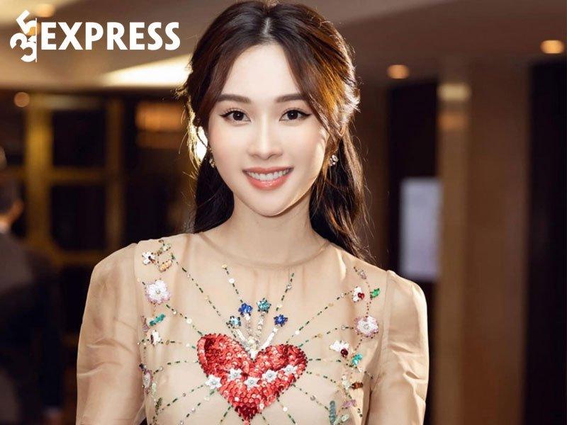 Hoa hậu Đặng Thu Thảo trong tà áo dài trắng tinh khôi.