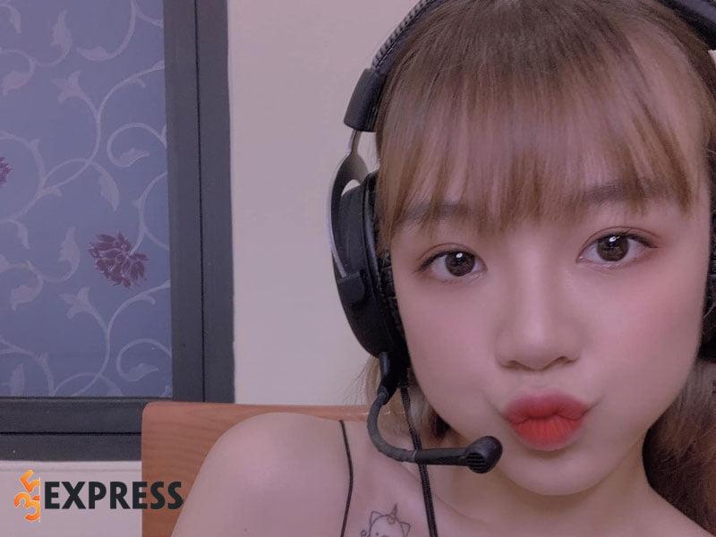 Hoàng Thu Hường livestream chơi game