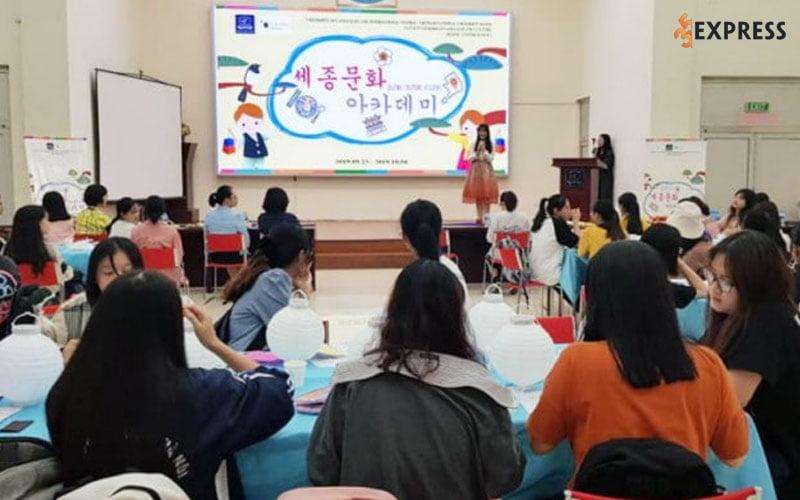 Học viên tham gia lớp học tại Sejong
