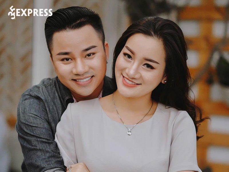 Hữu Công và vợ trong lễ cưới