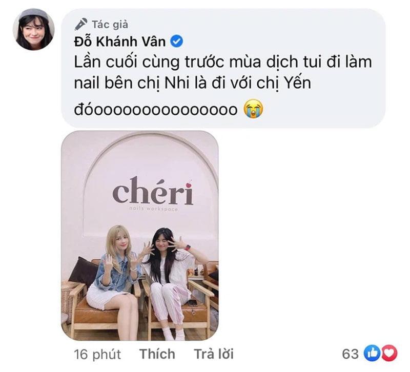 Khánh Vân và Dương Hoàng Yến chụp ảnh cùng nhau tại tiệm nail