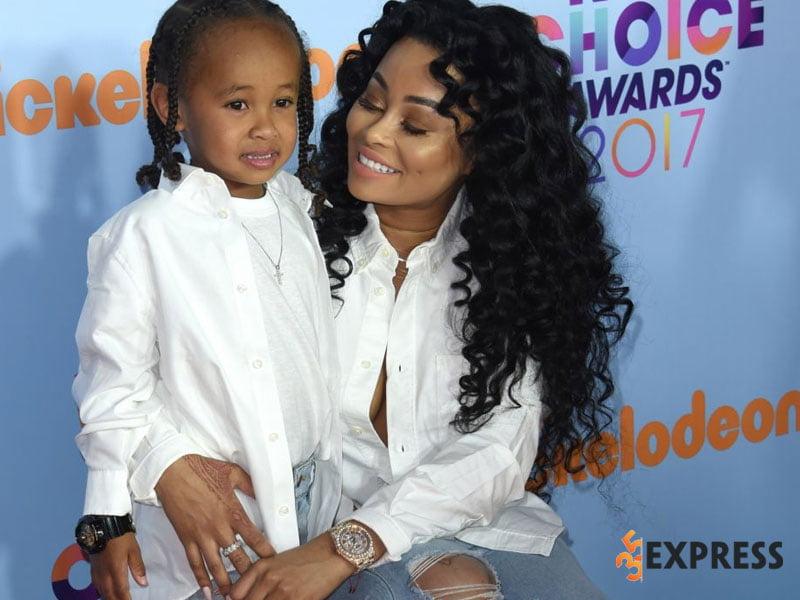 King Cairo Stevenson trong vòng tay của bố mẹ, rapper Tyga và người mẫu Blac Chyna