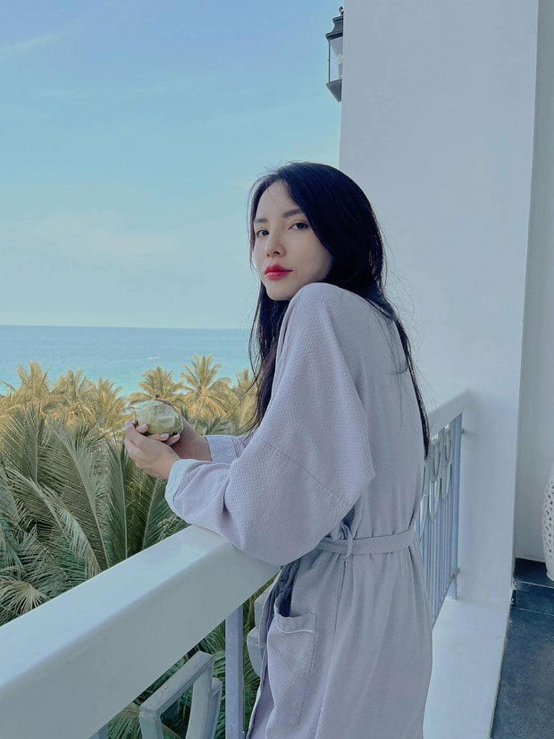 Kỳ Duyên thư giãn tại khách sạn