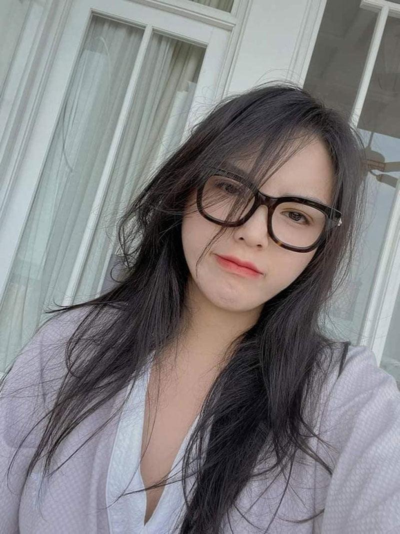 Kỳ Duyên với mái tóc rối nhẹ và nụ cười tươi tắn