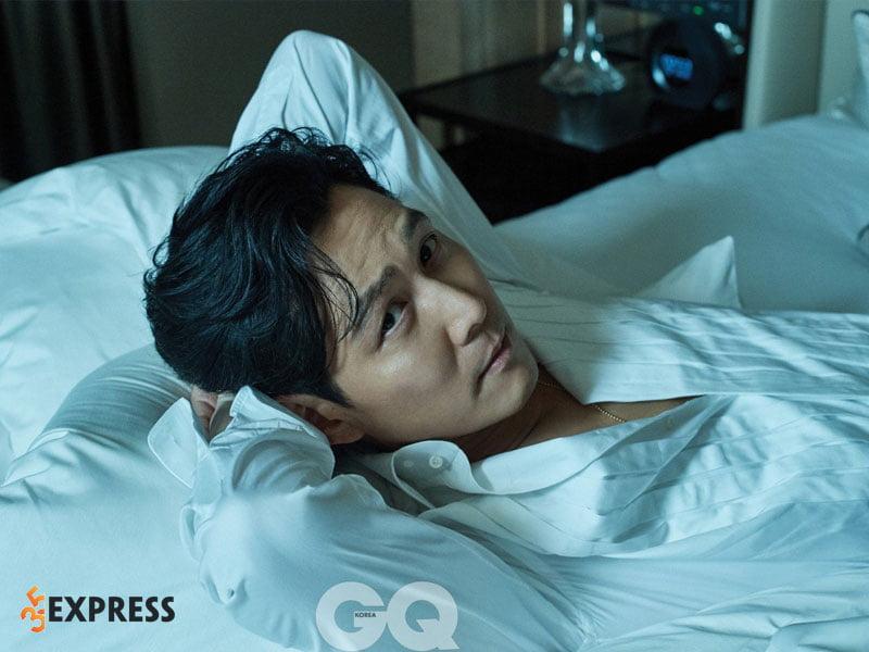Lee Jung Jae trong một cảnh phim hành động