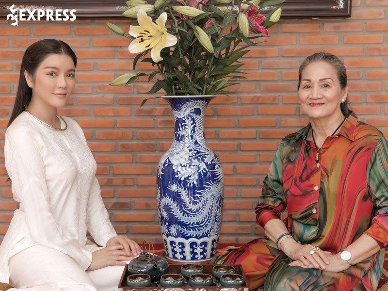 Lý Nhã Kỳ và mẹ ruột chụp ảnh kỷ niệm