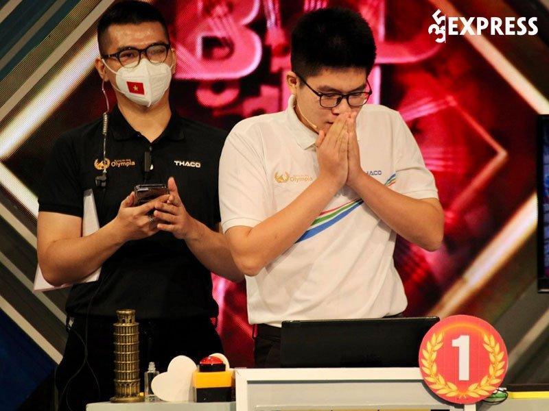 Nguyễn Hoàng Khánh nhận giải thưởng