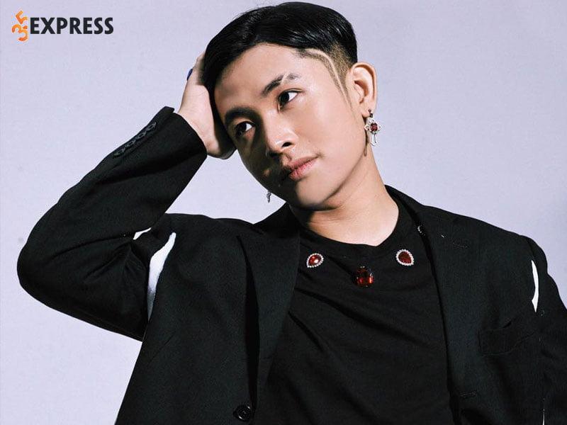 Ricky Star biểu diễn