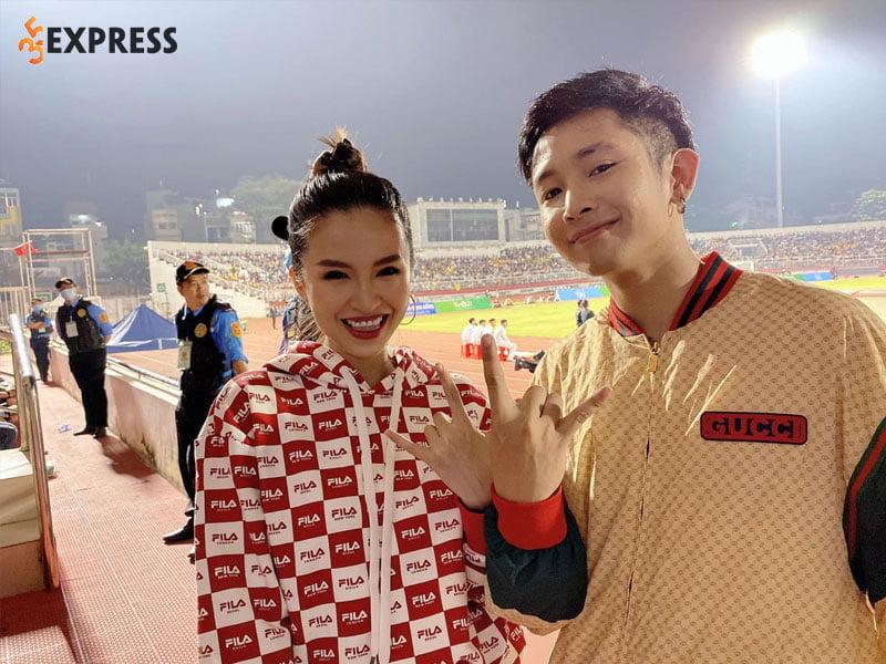 Ricky Star biểu diễn trên sân khấu