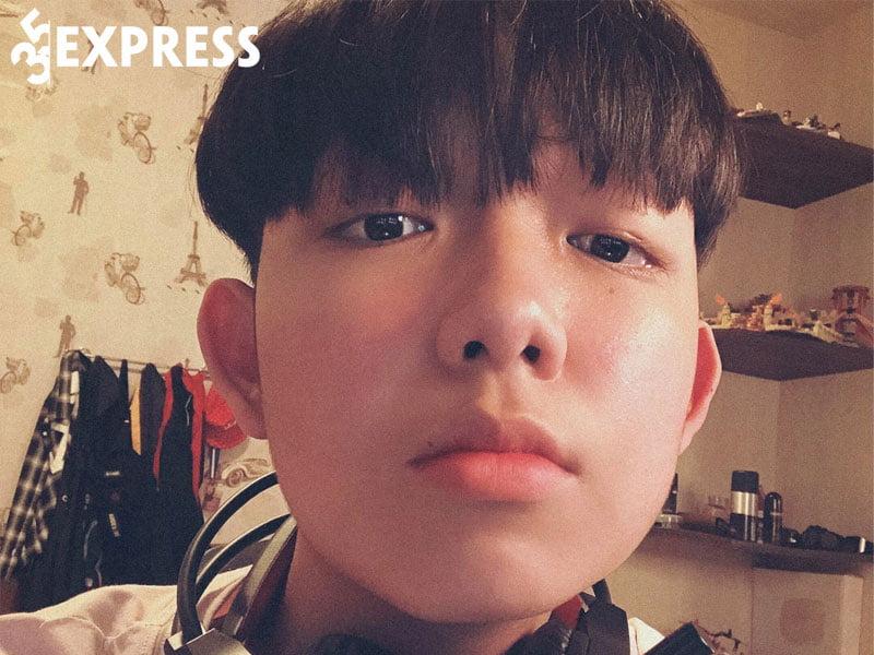 Streamer Lê Bình Gaming chơi game Free Fire