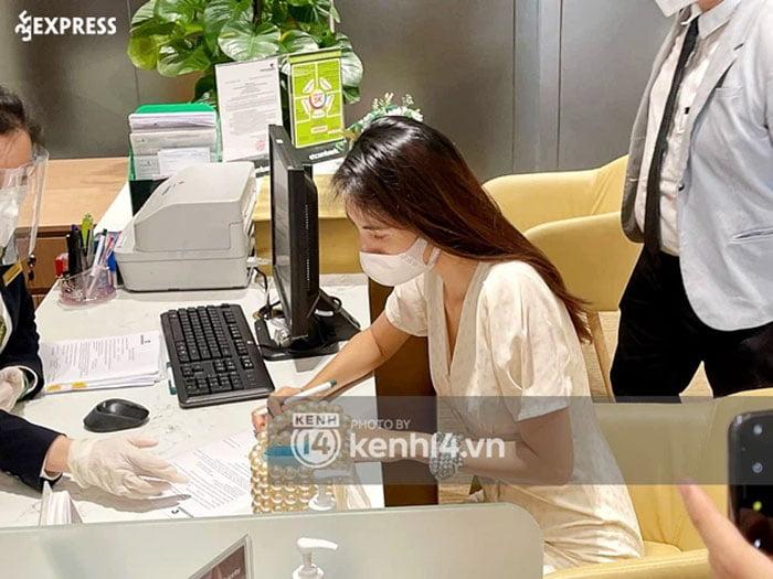 Thủy Tiên làm việc với ngân hàng về sao kê từ thiện