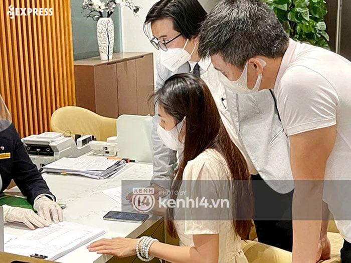 Thủy Tiên và Công Vinh làm thủ tục tại ngân hàng