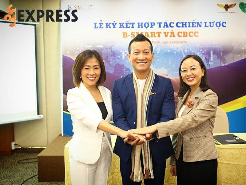 Trần Quốc Phúc trong vai trò diễn giả, chia sẻ kiến thức và kinh nghiệm với khán giả.