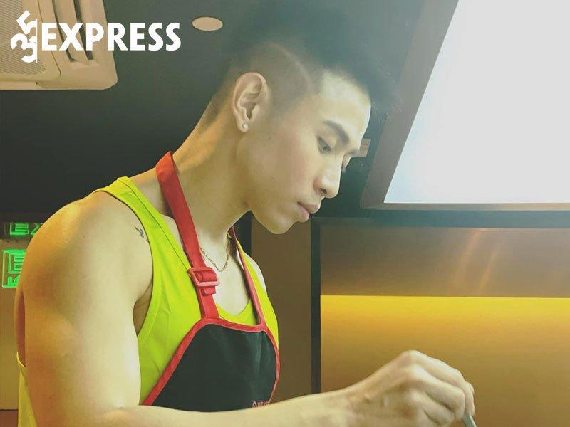 Triệu Vĩnh Kiên trong phòng tập gym