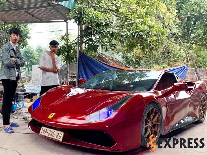 Vũ Văn Nam bên cạnh chiếc siêu xe tự chế